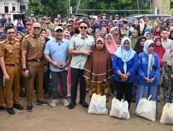 Pj Sekda Lampung Selatan Dampingi Bupati Terpilih Salurkan Bantuan Untuk Korban Banjir di Sragi