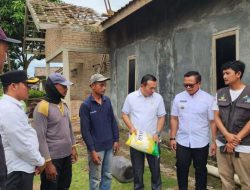 Anggota DPRD Lamsel Agus Sartono Bersama Dinsos Salurkan Bantuan Pada Korban Rumah Roboh di Desa Sidowaluyo