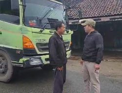 Tanggapi Keresahan Warga Anggota Dewan Fraksi PAN Berhentikan Mobil Truk Tronton yang Melintas Jalan Sidomulyo – Candipuro
