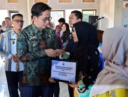 Bupati Egi Kembali Salurkan Insentif Kepada 5.160 Guru Honorer