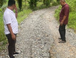 Anggota Komisi III DPRD Lamsel Ahkmad Johani, A.Md Tinjau Langsung Kondisi Jalan Rusak di Desa Siring Jaha