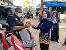 Tim PKK Pemdes Sidorejo Bagikan Takjil kepada Masyarakat dan Pengguna Jalan di Bulan Ramadhan
