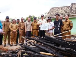 Bupati Egi Bantu Rumah Roboh Milik Warga Sidowaluyo