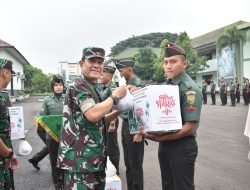 Danrem 043/Gatam Berikan Bingkisan Kepada Prajurit dan PNS