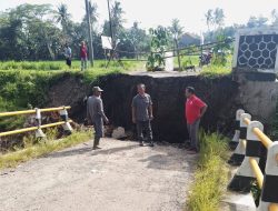 Anggota DPRD Lampung Selatan Samsul Tinjau Jembatan Ambrol di Kecamatan Candipuro