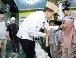 Safari Ramadan di Kecamatan Rajabasa, Bupati Egi Bagikan Paket Sembako