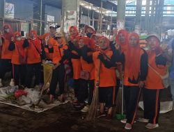 Tahap Ke-Tiga,! Puluhan Personel DLH Lamsel Terjunkan Gelar Aksi Grebek Pasar Tradisional Sidomulyo