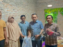 Bentuk Kepedulian Bupati Lamsel, Anggota DPRD Lamsel Agus Sarrono Berikan Bantuan Kursi Roda Pada Warga Desa Suak