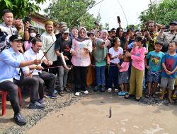 Dikritik Warga, Bupati Egi Turun Langsung dan Ikut Mancing Ikan Lele Dikubangan Jalan Yang Rusak Parah
