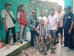 Anggota Komisi III DPRD Lampung Selatan Ahmad Johani Salurkan Bantuan Kursi Roda Kepada Warga Desa Seloretno