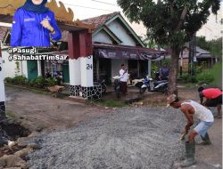 Peduli Keluhan Pengendara Saat Melitas, Relawan Pasukan Egi dan Sahabat Tim Sariyanti Bantu Perbaiki Jalan