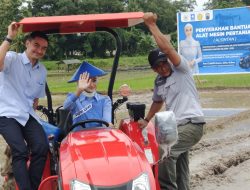 Upaya Tingkatkan Hasil Pertanian, Putri Zulkifli Hasan Serahkan Bantuan Alsintan Kepada Petani Kecamatan Sidomulyo