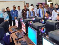 Mendukung Upaya Peningkatan Pendidikan Berbasis Teknologi, Putri Zulkifli Hasan Serahkan 30 Unit Komputer di SMK Al-Mubarak