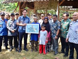 Bupati Egi Salurkan Bantuan RTLH untuk Korban Rumah Ambruk di Desa Kertosari Kecamatan Tanjung Sari