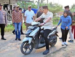 Tindak Lanjuti Keluhan Warga di Media Sosial, Bupati Egi Tinjau Jalan Rusak di Kecamatan Merbau Mataram