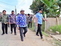 Tinjau Jalan Rusak di Sabah Balau, Bupati Egi Komitmen Perbaiki Infrastruktur