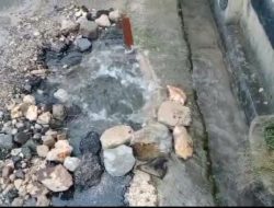 Warga Keluhkan Proyek Pemasangan Pipa PDAM di Way Dadi Baru: Pipa Bocor, Jalan Rusak, dan Genangan Air Meluas