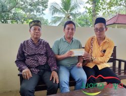 Peduli Terhadap Lingkungan, PT JJAA Serahkan Bantuan Dana Pembangunan Jembat TPU di Dusun Sandaran 2 Damar Kopong