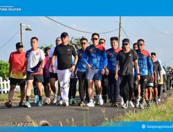 Semangat Pagi dari Pantai Kalianda: Bupati Egi Ajak Warga Lari Bareng di Krakatau Beach Run 2025!