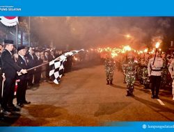 Lautan Obor Nyalakan Langit Kalianda! Semangat Kemerdekaan Menggelora di Malam HUT ke-80 RI