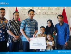 Tak Sekadar Janji, Bupati Egi Wujudkan Beasiswa dan Tabungan Pendidikan untuk Raihan Pahlawan Cilik dari Rajabasa