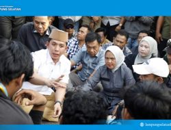 Bersama Bupati Lampung Selatan, Ketua DPRD Erma Yusneli Temui Para Warga Yang Melakukan Aksi Unjuk Rasa