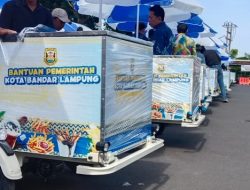 Tunjukan Komitmen Perkuat UMKM, Pemkot Bandar Lampung Serahkan 100 Gerobak Motor Listrik Secara Simbolis
