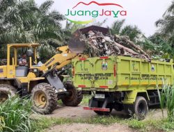 Tunjukan Komitmen Peduli Lingkungan, PT. Juang Jaya Abdi Alam Bantu Bersihkan Tempat Pembuangan Sampah Desa Kotadalam Untuk Dibuang ke TPA Lubuk Kalianda