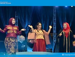Busana Desainer Lokal Lampung Selatan Curi Perhatian di Lamsel Fest 2025, UKP Zita Anjani Tampil Memukau di Runway