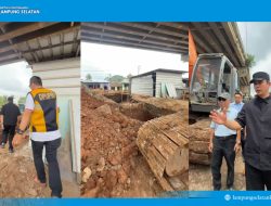 Banjir Rendam Fly Over Natar Berhari-hari, Bupati Egi Turun Langsung Pastikan Normalisasi Gorong-Gorong Cepat dan Berkelanjutan