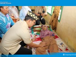 Bupati Egi Sisihkan Waktu di Tengah Agenda Padat, Duduk di Sisi Ranjang Nenek 81 Tahun yang Terbaring Stroke di Tanjungsari