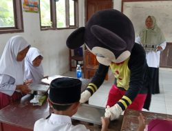 Keceriaan Anak-anak Menyantap MBG Ditemani Mickey Mouse dan Kelinci pink