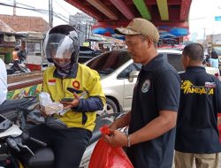 Sinergitas Pandawa dan IMF Berbagi 100 Kotak Nasi di Bandar Lampung