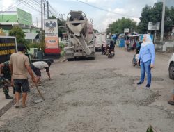 Peduli Terhadap Keselamatan Masyarakat Saat Berkendara, Plt. ketua Dekrafmi Provinsi Lampung Sariyanti S.TR, Kom, Ak Cor Jalan Berlubang di Kecamatan Sidomulyo