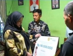 Wali Kota Bandar Lampung, Hj. Eva Dwiana, Serahkan Langsung Santunan Perlindungan Pekerja Melalui BPJS Ketenagakerjaan Pada Ibu Miswati