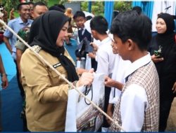 Wali Kota Bandar Lampung, Hj. Eva Dwiana, Menyerahkan Bantuan Perlengkapan Sekolah Jenjang Sekolah Dasar (SD) dan Sekolah Menengah Pertama (SMP) Se-Kota Bandar Lampung