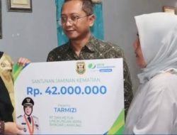 Wali Kota Bandar Lampung, Hj. Eva Dwiana, Nyeraho Langsung Santunan Perlindungan Pekerja Liwat BPJS Ketenagakerjaan