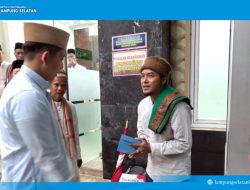 121 Hari Jalan Kaki ke Mekkah, Musafir Asal Surabaya Ini Tak Menyangka Dapat Bantuan dari Bupati Egi Saat Iktikaf di Lampung Selatan