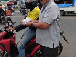 Forkomala Satu Berbagi Takjil di Terminal Kemiling