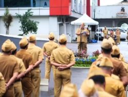 Wali Kota Bandar Lampung Hj. Eva Dwiana Yang Diwakili Oleh Asisten Bidang Administrasi Umum, M. Nur Ramdan, Memimpin Apel Mingguan di halaman Kantor Pemerintah Kota Bandar Lampung
