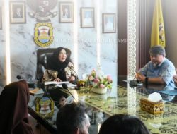 Wali Kota Bandar Lampung, Hj. Eva Dwiana Serahkan Bantuan Pengobatan, Korban Bencana dan Santunan Kematian kepada 15 Warga