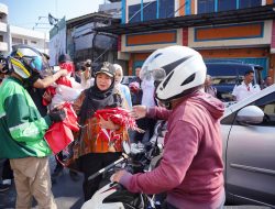 Sambut Hari Kemerdekaan Eva Dwiana Bagikan 10 Ribu Bendera Merah Putih ke Warga