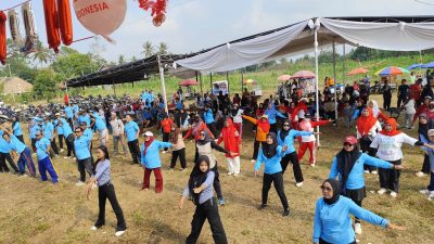 Pembina Yayasan Puri Andanan Jejama Sariyanti Ikut Memeriahkan Semarak Jalan Sehat HUT RI ke-81 di Desa Sukamaju