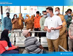 Turun Langsung Pastikan Warga Tetap Aman, Bupati Egi Siagakan Layanan Kesehatan Hadapi Dampak Erupsi Anak Krakatau