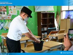 Sebelum Siswa Kembali ke Sekolah, Egi Pastikan Ruang Kelas Aman dari Abu Vulkanik
