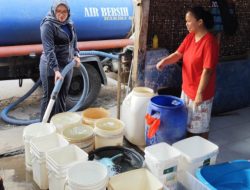 Kebutuhan Air Menipis Saat Kemarau, Pimpinan Yayasan Puri Andanan Jejama Sariyanti Kirim Bantuan Air Bersih Ke Warga Desa Sidodadi